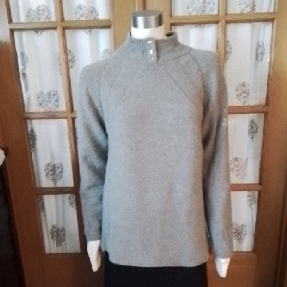 St. John Cashmere! Soft Gray St. John's Sport Women's Sweater, size S.